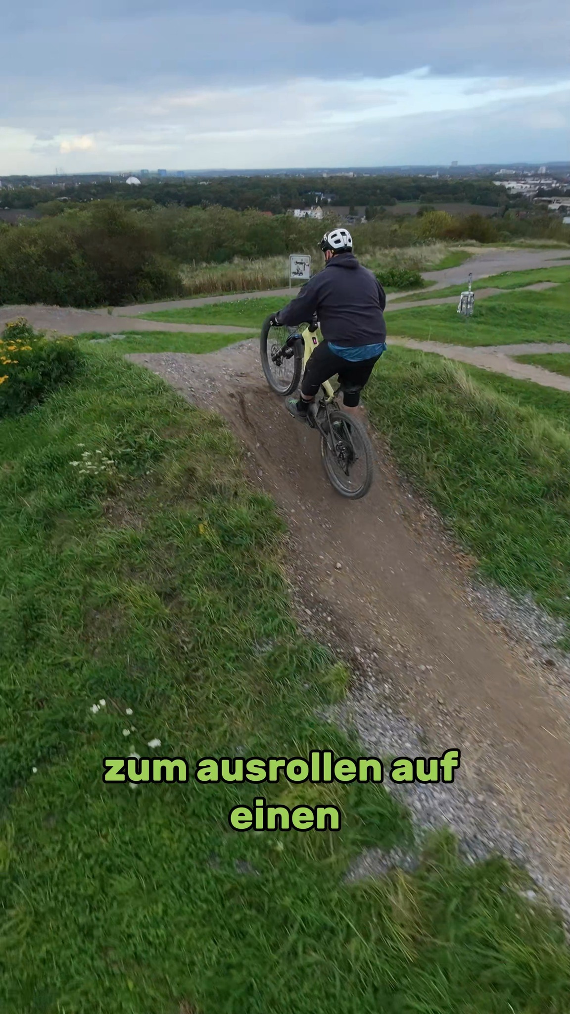 Kennst Du die Halde Deusenberg in Dortmund? 
Als Highlight gibt es oben auf der Halde einen kleinen Bikepark mit Tables, Anliegern und Dirt-Tables! 
Perfekt, um Deine Skills zu verbessern oder Dein Mountainbike besser kennenzulernen. 

Der Bikepark ist gut gepflegt, das ganze Jahr geöffnet und kostenlos! 

#haldedeusenberg #dortmund #radrevierruhr #mountainbike
