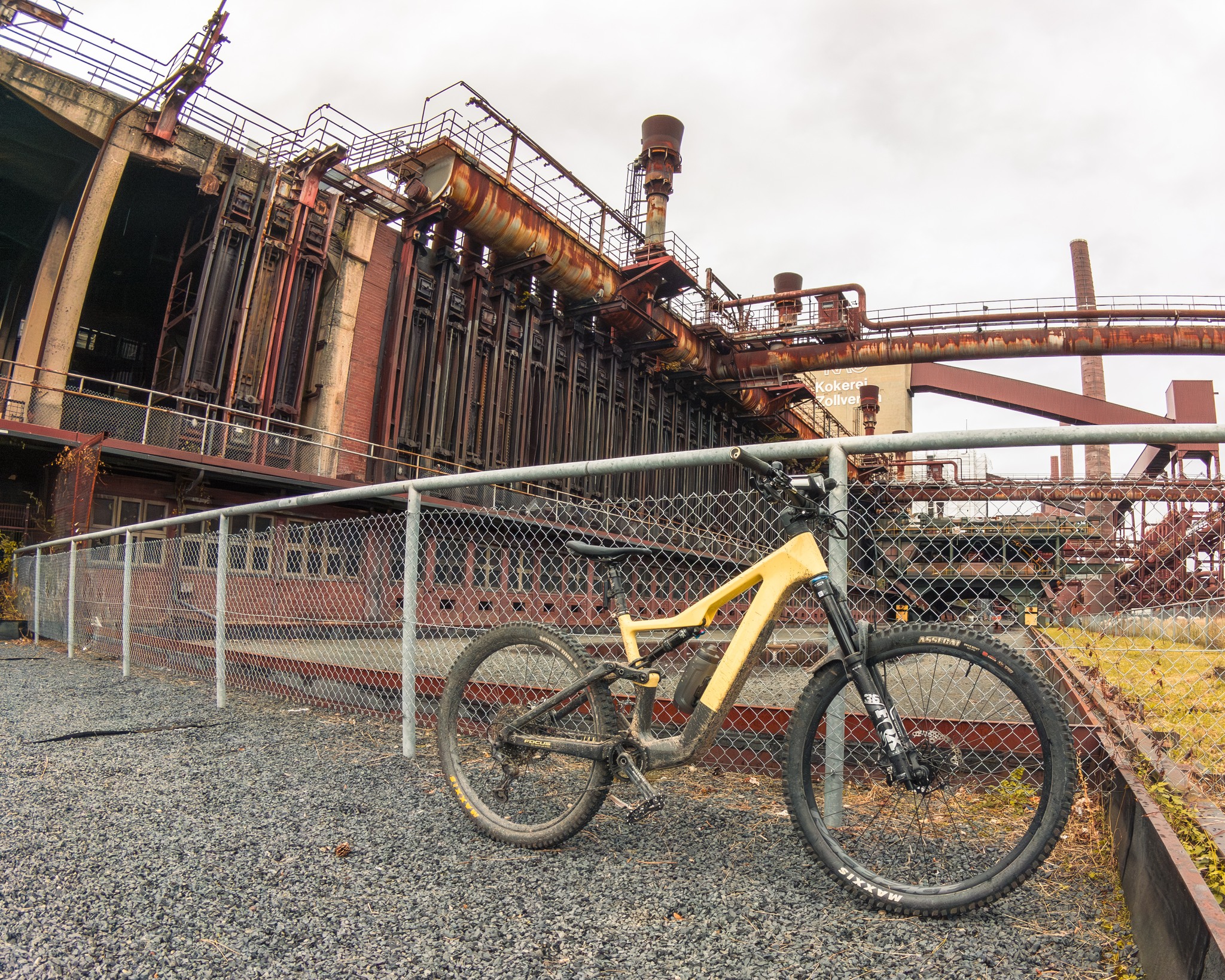 🔥 Hier, wo Malochen Geschichte schrieb.
Kokerei Zollverein, einer dieser Orte, die dich erst mal still machen.
Wenn ich hier steh, mit’m Bike an der Seite, denk ich oft dran, wie hart hier früher gebuckelt wurde: Hitze, Lärm, Schicht im Nacken und die einzige Work-Life-Balance war das kalte Bier nach’m Feierabend.
Für mich einer der emotionalsten Spots im Revier.
Weil er zeigt, was unsere Region geprägt hat und wie viel Respekt wir denen schulden, die hier Tag für Tag geschuftet haben.
Glückauf!
---
#radrevier #radrevierruhr #meinradrevier #watzupfamily #bikeparkruhrpott #ridetogether #zechezollverein #kokereizollverein #fazua #mountainbike #ruhrpottliebe
@route_industriekultur @radrevier.ruhr @mein.ruhrgebiet @bikepark.ruhrpott @watzup.bike @focusbikes @zeche_zollverein @fazua