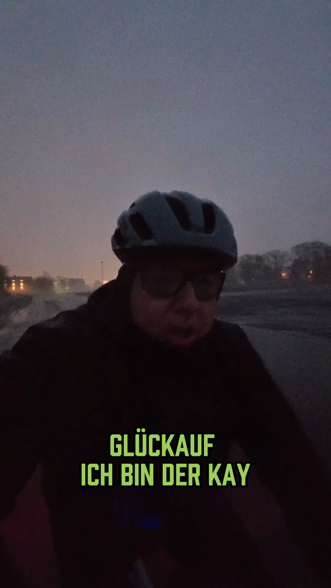 Seit langem bin ich mal wieder mit dem Rad zur Arbeit gefahren. 
Sagen wir so: Es gab schon schönere Tage! Aber wir machen das Beste draus und ich nehme euch mit!