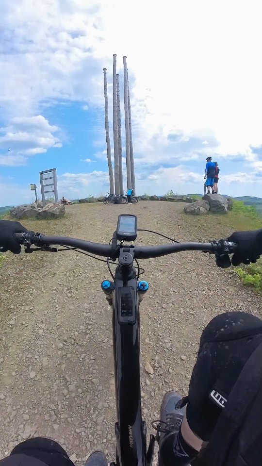 Im Mai waren meine Frau und ich zuletzt auf dem Bilstein-Aussichtsplattform im TrailGRound Brilon. 
Damals war ich auf dem Amflow PL Carbon unterwegs. 
Das Video zu dieser Tour gibt es in Kürze auf meinem YouTube-Kanal. Geiler Spot, geiles Bike, geile Zeit...