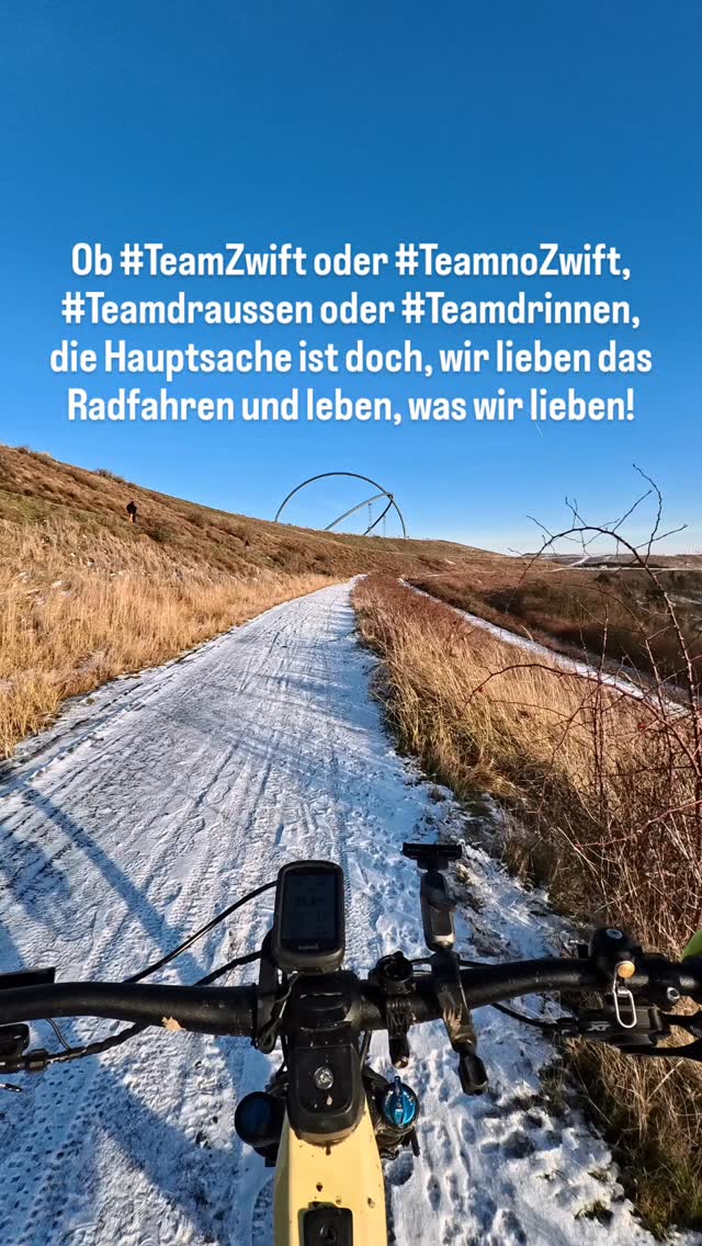Ich mag diese Hashtags nich, die suggerieren, datt das eine besser is als das andere. Rollentraining bei Zwift oder im Winter draußen fahren, am Ende geht’s doch ums Gleiche:

Biken, bewegen, abschalten, Spaß haben. 🚴‍♂️✌️

Beides is legitim. Beides is Radfahren.

Also bleiben wir freundlich, respektieren einander
und pushen uns gegenseitig, dat Beste aus uns rauszuholen. 💪

Hauptsache: rauf aufs Rad. Wo auch immer. ❤️
Ich bin sicher, ihr seht das auch so.