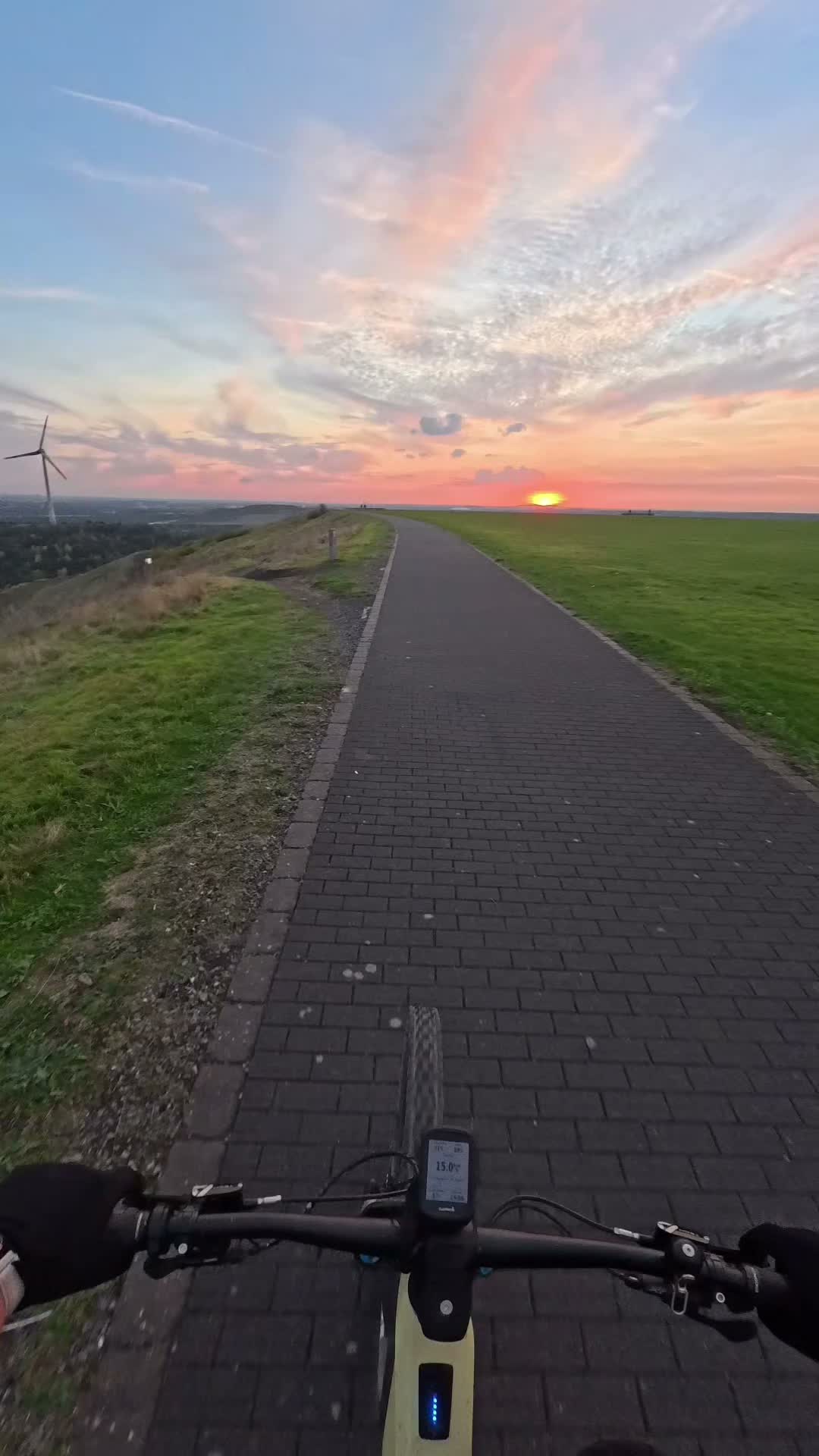 Und dann noch flott vor die Tür und den Alltag zurück lassen. Euch einen schönen Start ins Wochenende! 

 #mtb #enduromtb #haldehoheward