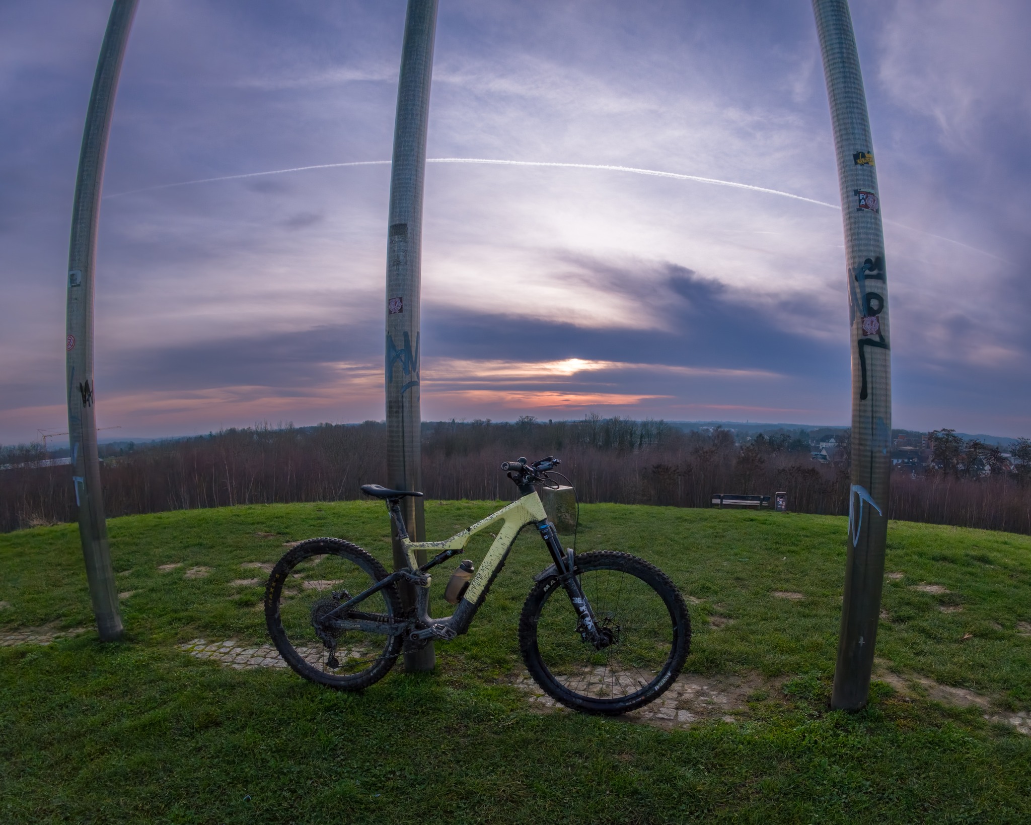Ruhrpott auf dem MTB erleben, einfach mir nach! 😉
---
#radrevier #radrevierruhr #meinradrevier #watzupfamily #bikeparkruhrpott #ridetogether #fazua #mtb #enduromtb #ruhrpott #emtb #mountainbike #insta360GOUltra #insta360@ked_ahead #haldeschwerin 
@route_industriekultur @radrevier.ruhr @mein.ruhrgebiet @bikepark.ruhrpott @watzup.bike @focusbikes @fazua @insta360de @insta360_bike @ked_ahead