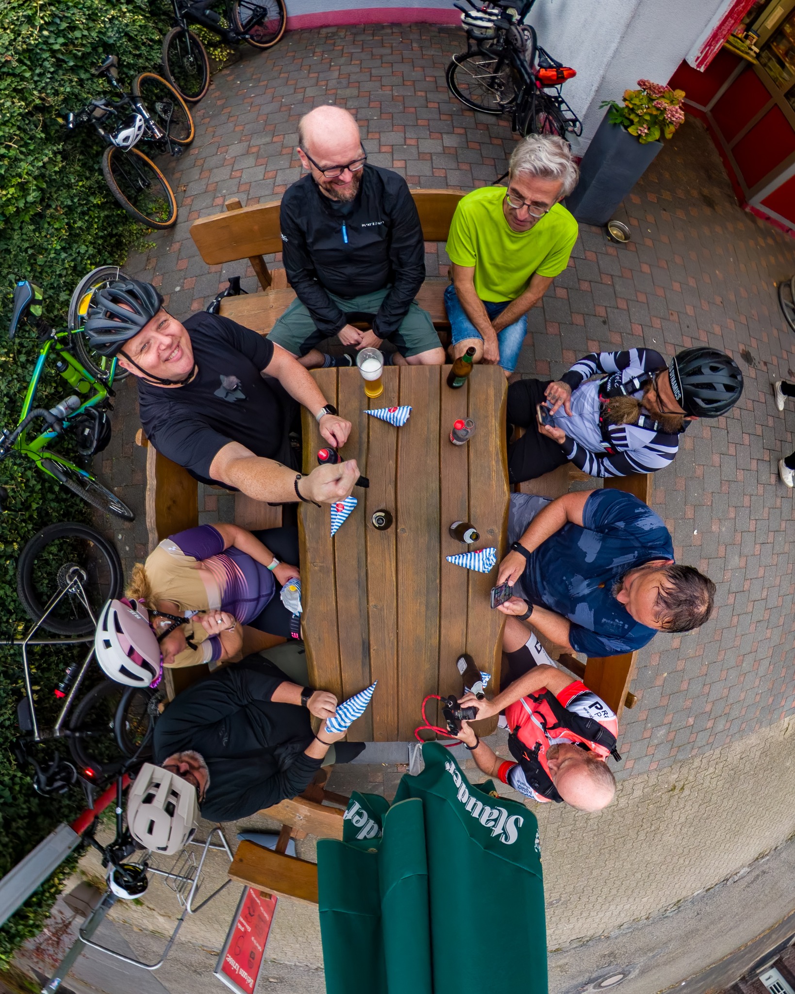 #GravelGround Tag 1 / Tour 1 ist fertig. 
Toller Start mit einer tollen Gruppe!
Besser kann das Event eigentlich nicht starten, auch wenn wir etwas Nieselregen abbekommen haben. Samstag geht es weiter, 11:30 geht Tour 2 los.