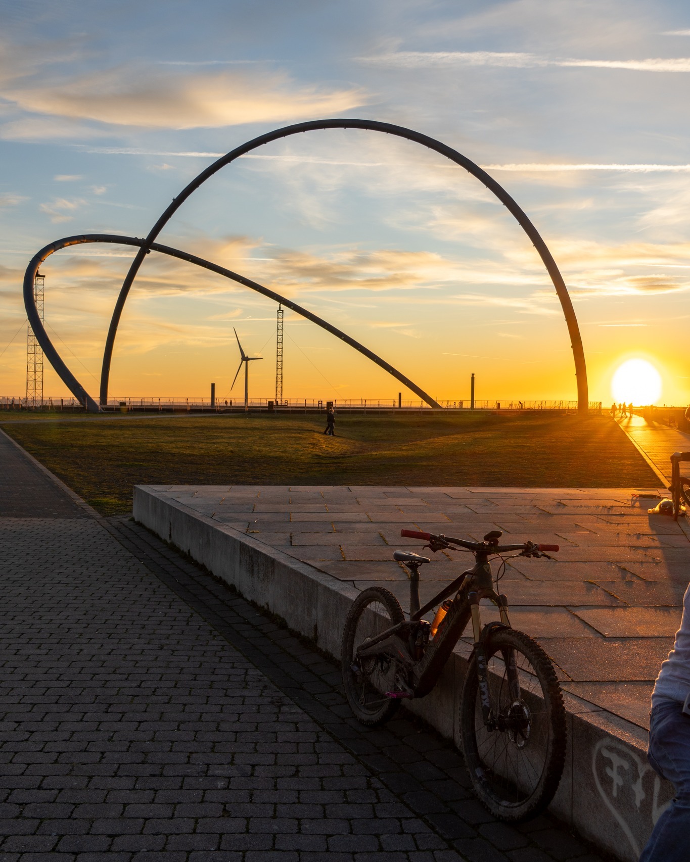 Gestern war so ein Tag, wie man ihn sich im Winter ausmalt.
Sonne im Gesicht, früh Feierabend und 60 Kilometer über Trails, Trassen und Halden.

Unterwegs viele gute Gespräche und bekannte Gesichter:
@bikingtom, @mtb_road_anni, @tosten_mtb, @cyclist_andy, @dirk_muehle… genau dafür fährt man doch los.

Zum Abschluss noch rauf auf Hoheward, bis die Sonne langsam hinterm Revier verschwindet. Mit @absurdv3 ein paar Drohnenshots eingefangen, goldenes Licht, Staub in der Luft, Ruhrpott-Postkartenmoment.

Danach nach Hause. Duschen. Couch. Gutes Essen. Zeit mit meiner Frau.

Von solchen Tagen zehrt man, wenn draußen wieder alles grau ist und der Kopf schwer wird.

Glückauf, und schön, dass es euch gibt.