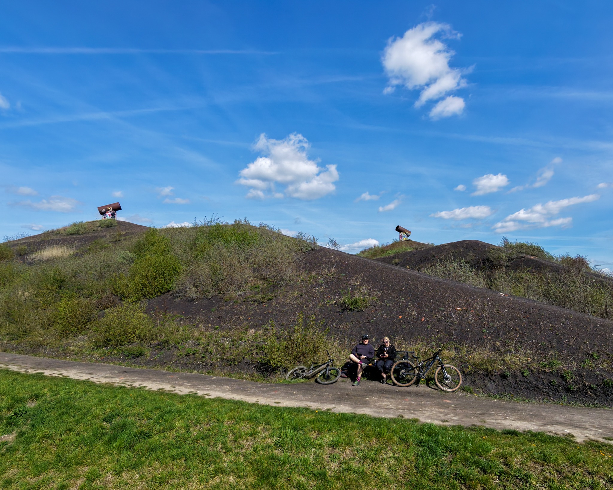 Ostermontag haben meine Frau und ich das gute Wetter genutzt, um eine schöne Tour durchs Revier zu fahren. Eine Station davon: Die Halde Rungenberg! 

Habt Ihr auch das gute Wetter genutzt?