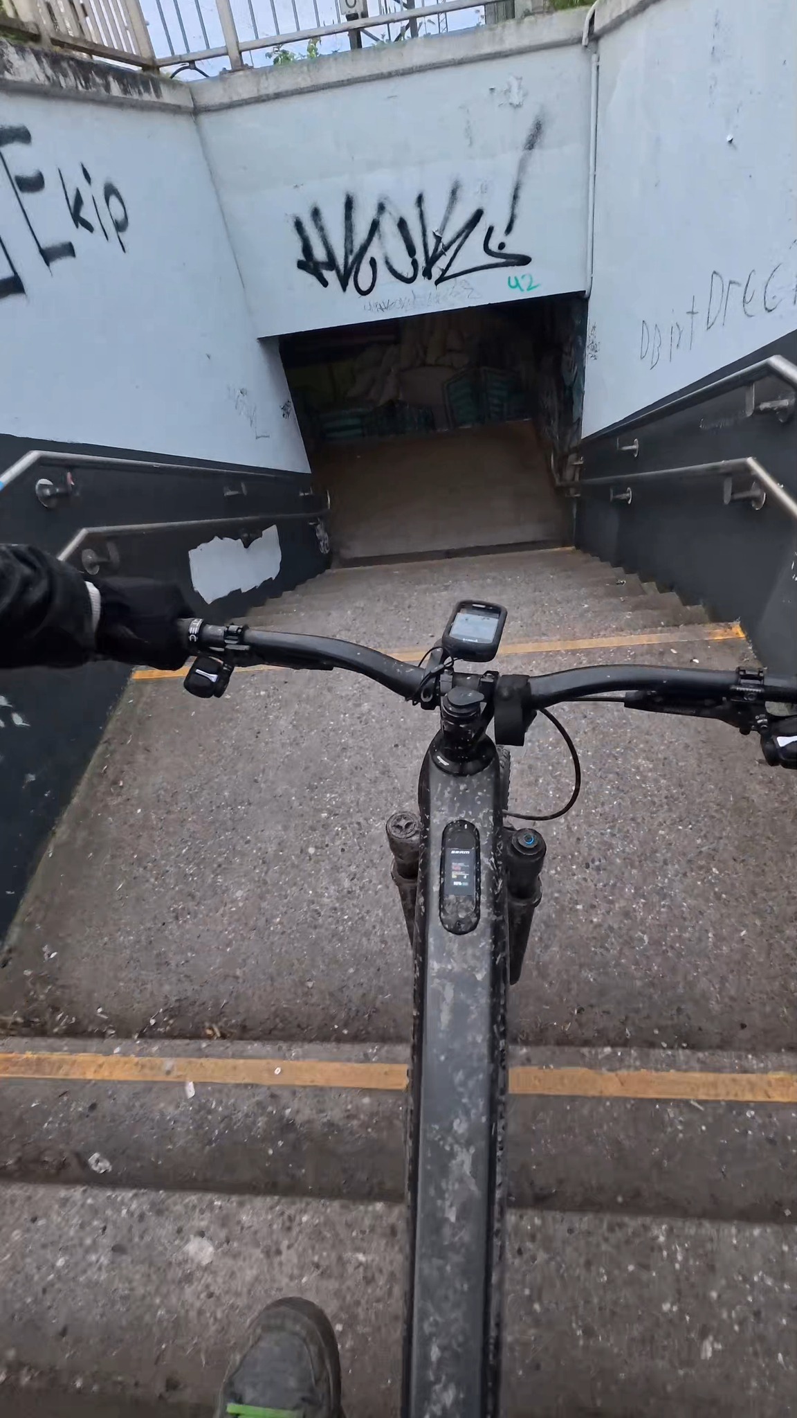 In der letzten Zeit sind ja einige neue Follower dazugekommen und ich freue mich, dass Ihr dabei seid! Es kommt euch sicher manchmal komisch vor, was es mit den Bahnübergängen in meinen Insta-Stories oder Posts so auf sich hat. Daher dachte ich, ich erkläre es euch in einem kleinen Video!