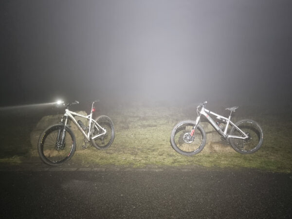 Zwei Räder im Nebel