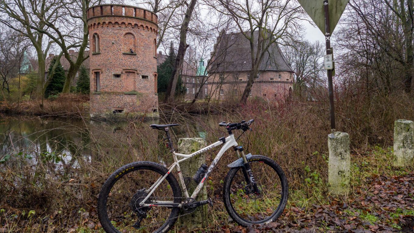Mein Rotwild Mountainbike vor dem Schloss Bladenhorst
