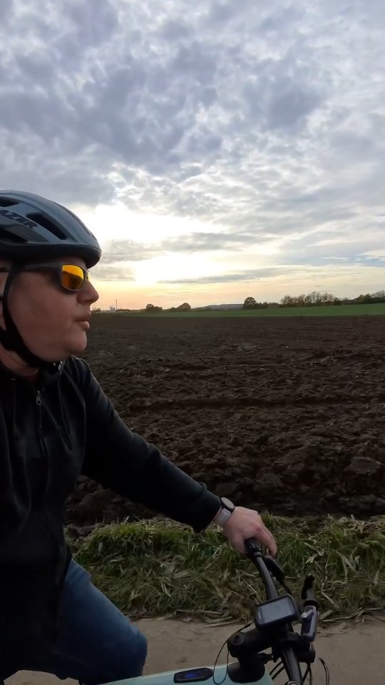 Bald ist es wieder jeden Tag dunkel! 
Grund genug, auch die kleinen Pausen vor der Tür zu verbringen. 
Geht raus, macht was draus! 

---
#ruhrgebiet #industriekultur #radrevier #radrevierruhr #meinradrevier #bikeparkruhrpott #protectivesports #Radfahrenmachtglücklich #fahrradalltag #iamspecialized #stadtrecklinghausen #vadosl #specialized #specializedvadosl #eurbanbike #insta360go3s
@route_industriekultur @radrevier.ruhr @mein.ruhrgebiet @bikepark.ruhrpott @e_urban.bike @insta360de