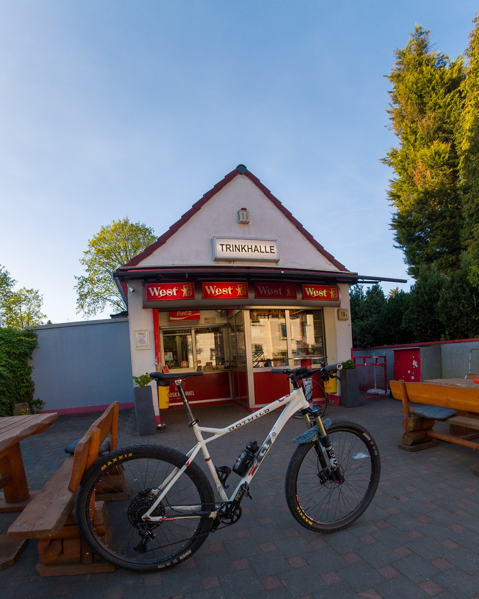 Hast  Du auch Bikes, die Du z.B. schon länger als 10 Jahre besitzt? 

Auch nach über 11 Jahren noch immer mein Lieblingsbike: Mein Rotwild R.C1! 
Mittlerweile mit anderen Laufrädern, anderer Schaltung und anderem Sattel unterwegs, aber immer noch mit dem gleichen Spaß wie am Anfang! 

Das Foto ist am @kiosk_mummel in Gelsenkirchen entstanden, wo ich mir nach entspannter Feierabendrunde noch ne gemischte Tüte für zu Hause abgeholt habe.