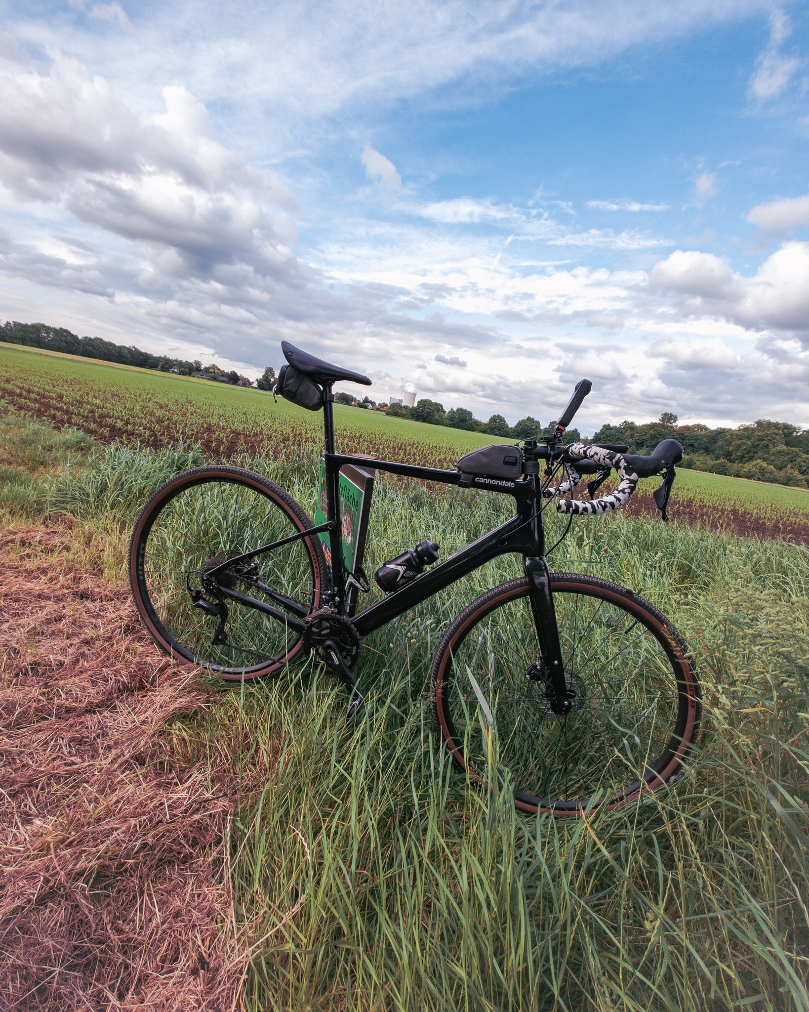 Gestern bin ich die erste kleine Graveltour in 2026 gefahren. Dieses Jahr hatte ich bisher mehr Bock auf Mountainbike, aber weil der GravelGround am Horizont winkt, will auch das Gravel mal bewegt werden. 

Und die neuen hier so? 
Fahrt Ihr auch Gravelbike oder Rennrad?