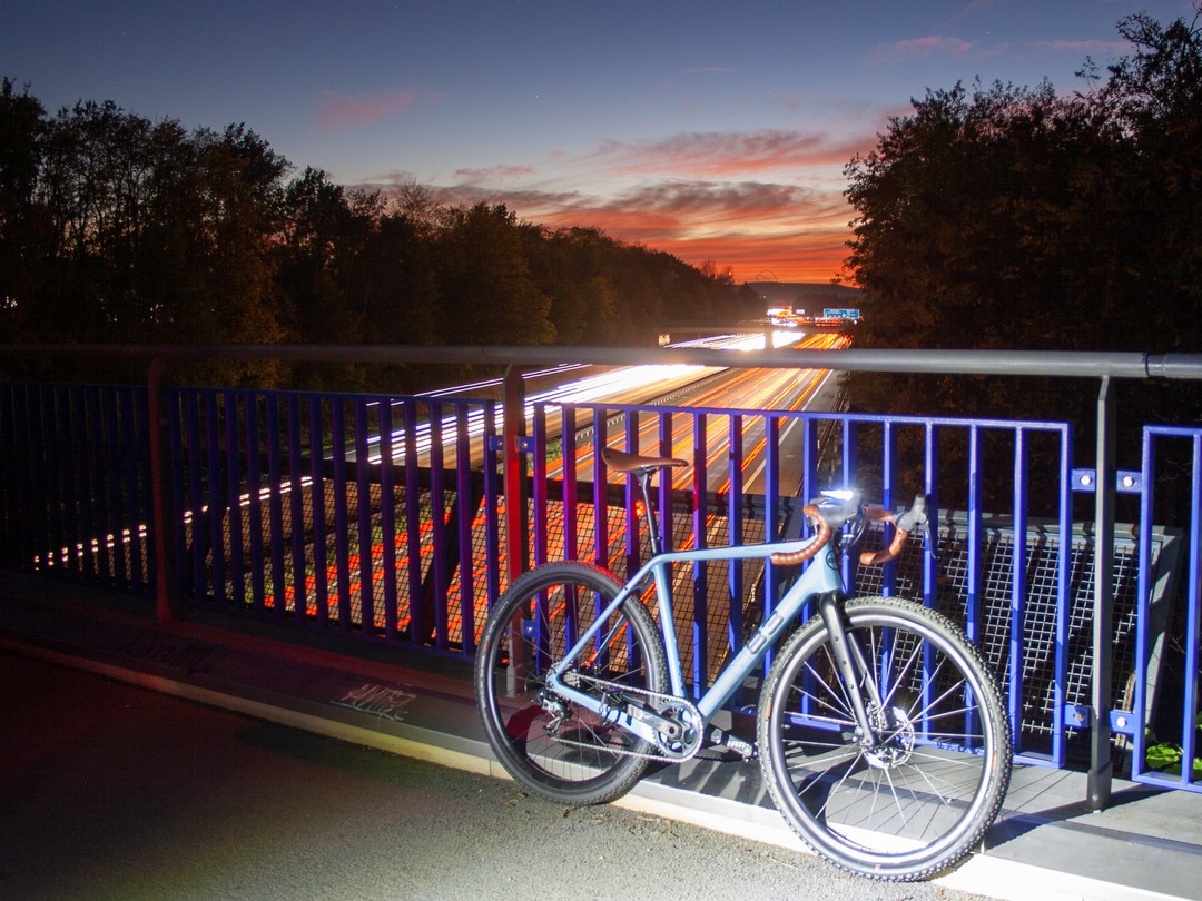 Noch steht der "Vagabund" nicht im Focus.
Gestern Abend habe ich eine erste Runde mit meinem Testbike von @m83_gravelbikes gemacht. Bei diesem Modell geht es aber tatsächlich nicht um das Bike an sich, sondern um die verbaute Schaltung. Vorab nur soviel: Etwas Vergleichbares bin ich bisher noch nie gefahren!
#cycling #gravelbike #manufaktur83 #paredoesbrasil #paredoesbrasilpe #cyclingpic #fahrrad #cyclingfashion #instacycle #ilovemybike #gravel #bikepacking #rideyourbike #gravelgrinder #cyclingphotos #cyclocross #mountainbike #instabike #fromwhereiride #gravelride #cycleculture #gravelcorner #classified #ruhrgebiet #a2 #ruhrpottromantik #antidotbikecare #beastcomponents