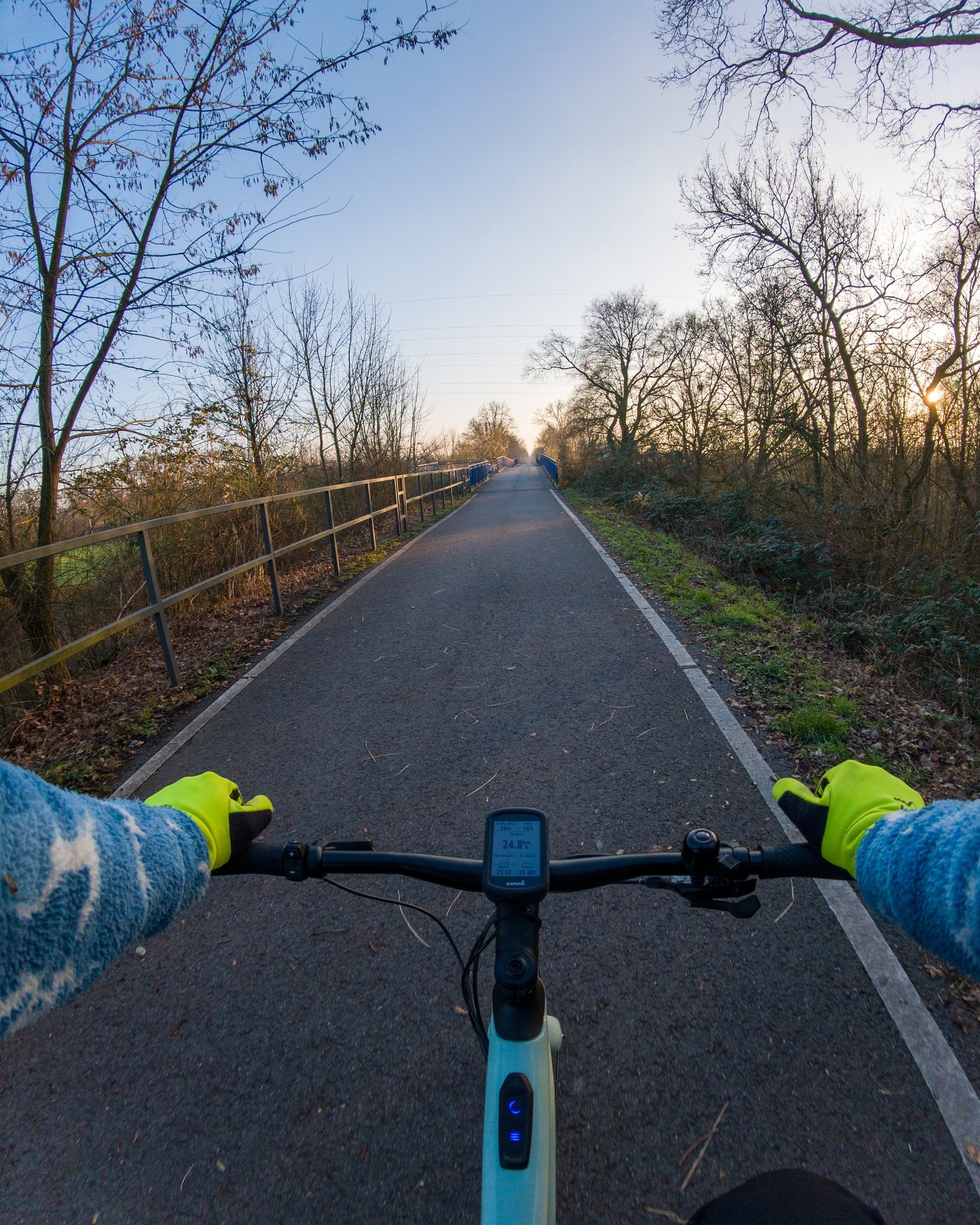 Sonntag, schön kalt, aber trocken und sonnig. 
So lasse ich mir das gefallen! 
---
#radrevier #radrevierruhr #meinradrevier #watzupfamily #bikeparkruhrpott #specialized #vadosl #eurban #citybike #ruhrpott #ebike #insta360GOUltra #insta360 #kedahead #klt 
@route_industriekultur @radrevier.ruhr @mein.ruhrgebiet @bikepark.ruhrpott @watzup.bike @iamspecialized @insta360de @insta360_bike @ked_ahead @e_urban.bike @protectivesports