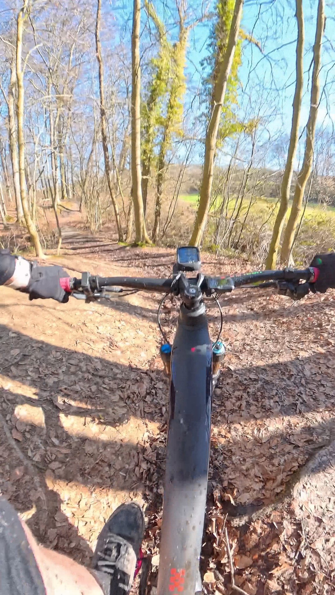Ein wenig Sonnenschein macht noch keine trockenen Trails! 😉
Fahren wie auf rohen Eiern. Aber im Schlamm fällt es sich wenigstens weich.