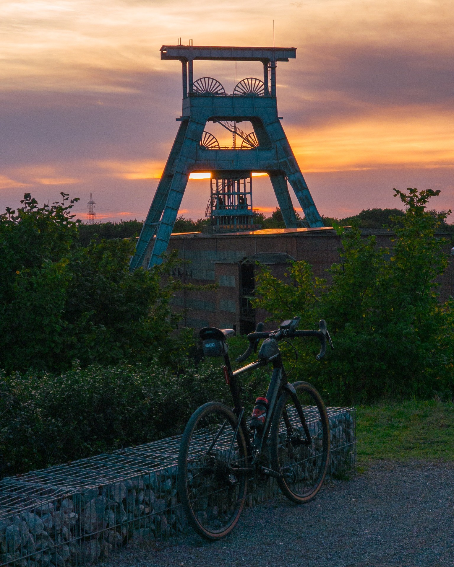 Und er hat sein dunkles Bike, bei der Nacht!
#gravel #cyclinglife #cycling #gravelbike #bikepacking #gravelride #gravelcyclist #gravelgrinder #gravelcycling #outsideisfree #adventurecycling #fromwhereiride #rideyourbike #bikeporn #gravelgrinding #gravelroad #bike #cyclingphotos #cyclingpics #cyclingaddict #lifebehindbars #bikelife #groad #worldbybike #cyclingshots #graveldiaries #bikeparkruhrpot #adventure #gravelheaven #bikeadventures
