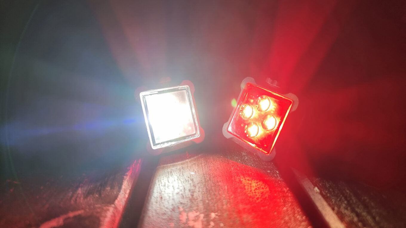 Zwei Lampen leuchten in weiß und rot