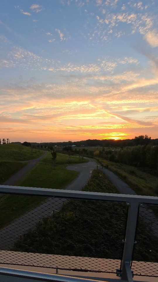 🍂 Oktober. Gold im Licht, Ruhe in der Luft.
Wenn der Tag sich langsam verabschiedet und das Ruhrgebiet in warmes Licht taucht, wird selbst ’ne kleine Feierabendrunde zum Wellnesstrip.
Etwas Schotter. Ein Sprung über die Emscher. Und am Ende: sitzen, gucken, atmen vorm Schiffshebewerk Henrichenburg.
Der Oktober zeigt uns, dass es nicht immer die großen Touren braucht.
Manchmal reicht ein kurzer Ride, um den Kopf freizukriegen und den Moment zu feiern. 🚲✨
📽️ Schau dir mein neues Reel an & sag mir:
Wo fahrt ihr hin, wenn der Tag kurz, aber euer Kopf voll ist?
👇 Kommentier deinen Lieblingsspot im Revier!
___
#ruhrgebiet #industriekultur #radrevier #radrevierruhr #meinradrevier
#watzupfamily #bikeparkruhrpott #entdeckerpass #rotwildbikes #ridemore
#goodvibesonly #sunsetride #emschertrail #oktobergold #rideandrelax #feierabendrunde #mtblove #meinmtb
@route_industriekultur @radrevier.ruhr @mein.ruhrgebiet @bikepark.ruhrpott @watzup.bike @ked_ahead