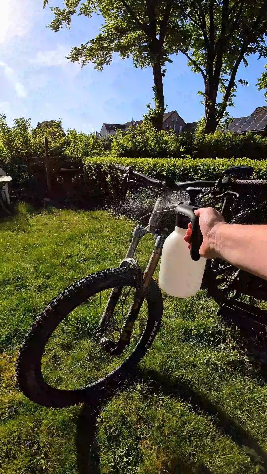 Die Nachbarn mähen Rasen, ich putze das Bike. ✌️
