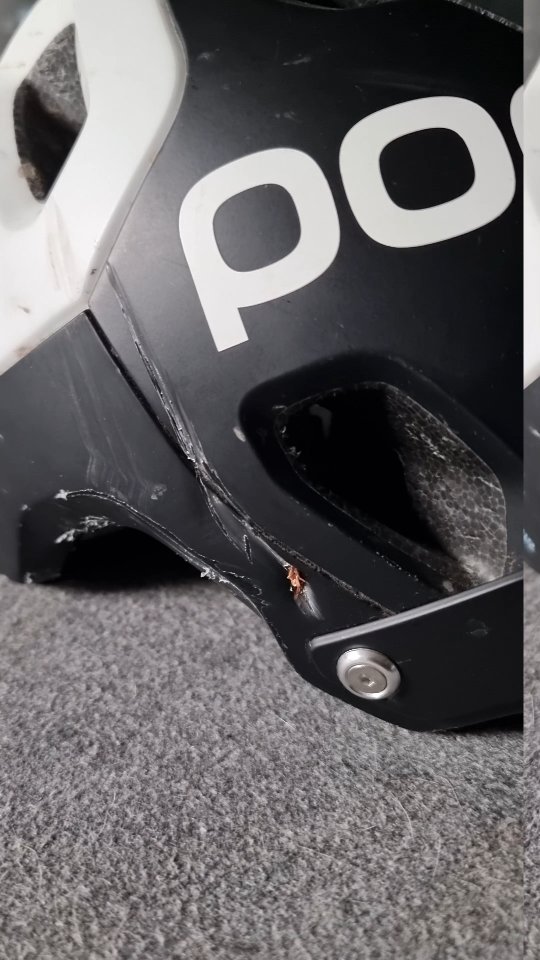 Wie Du schnell einen neuen Helm brauchst, habe ich für Dich getestet!
Tausch das Ding aus, bevor es nicht mehr richtig funktioniert.
---
#poc #poctectal #watzupfamily @watzup.bike @pocsports #safetyfirst #bikeparkruhrpott #trail #fail