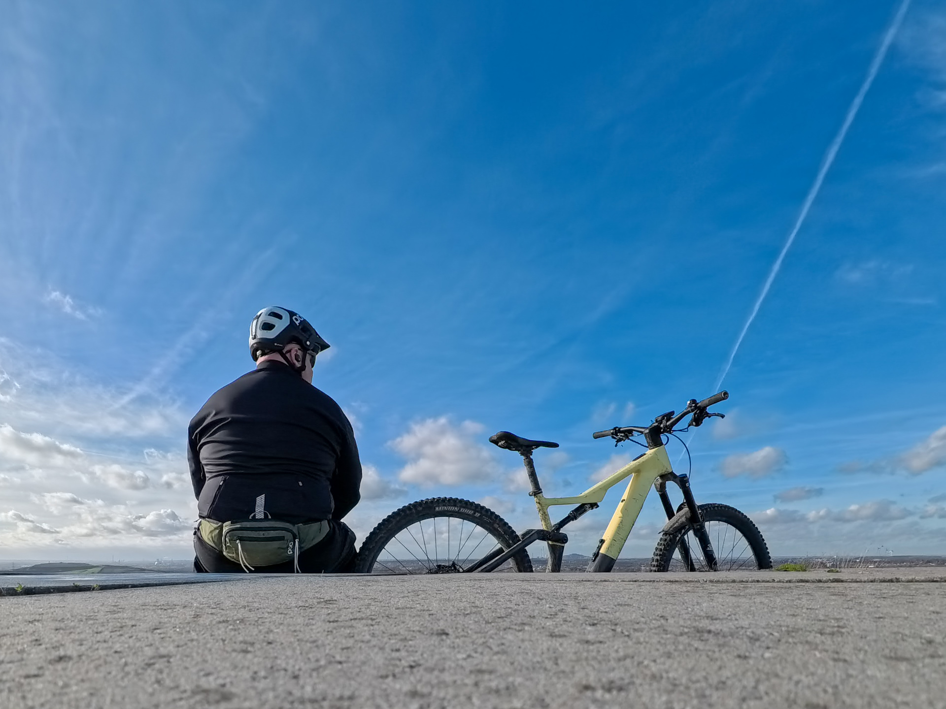 Manchmal fehlen mir die Worte, um zu beschreiben, was diese kleinen Momente hier oben auf der Halde in mir auslösen. 

Vielleicht kennt ihr genau dieses Gefühl. Und wenn nicht: Dann kommt einfach mal hoch auf die Halde und gönnt euch diesen Moment.

Ruhrgebiet, du schöne alte Seele. 

---
#ruhrgebiet #industriekultur #radrevier #radrevierruhr #meinradrevier #bikeparkruhrpott #protectivesports #Radfahrenmachtglücklich #fahrradalltag #ridetogether #stadtrecklinghausen #vadosl #fazua #eurbanbike #insta360GOUltra #ruhrpottromantik #herten #meinruhrgebiet #ruhrpott #zecheewald 
@route_industriekultur @radrevier.ruhr @mein.ruhrgebiet @bikepark.ruhrpott  @besucherzentrum.hoheward  @insta360de @fazua
