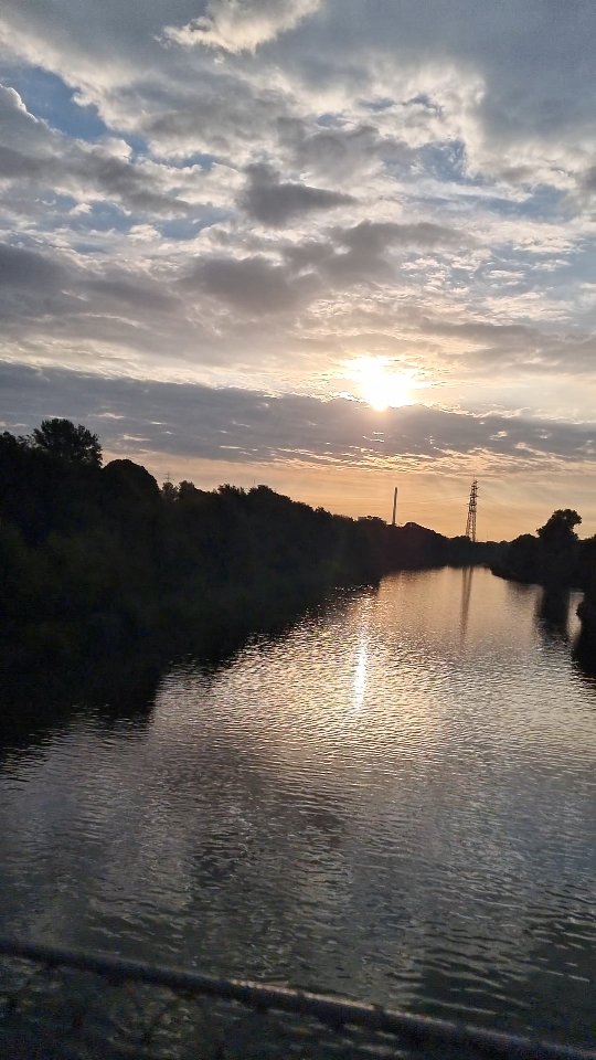 🚲 Mit'm Alltagshobel über die Sichel.
Früher tägliches Ritual bei #Bike2Work, heute eher Seltenheit, dank Homeoffice. 🌅
Bike2Work muss nicht immer Training sein. Manchmal reicht 'ne schöne Strecke und das Gefühl: Ich mach was Gutes für mich, für die Umwelt, für den Tag.
👉 Wer von euch pendelt auch mit’m Rad zur Arbeit?
Lasst uns mal ein paar Leute motivieren und markier jemanden, der das auch mal probieren sollte! 💬👇
#meinMTB #Bike2Work #GrimbergerSichel #Gelsenkirchen #Pottromantik #Sonnenaufgang #Ruhrgebietsradeln #FeierabendliebeAmMorgen #Radpendler #MTBLifestyle #RaufAufsRad
#radrevier #radrevierruhr #meinradrevier #bikeparkruhrpott #fahrradalltag #ruhrtopcard
@route_industriekultur @radrevier.ruhr @mein.ruhrgebiet @bikepark.ruhrpott @watzup.bike @e_urban.bike