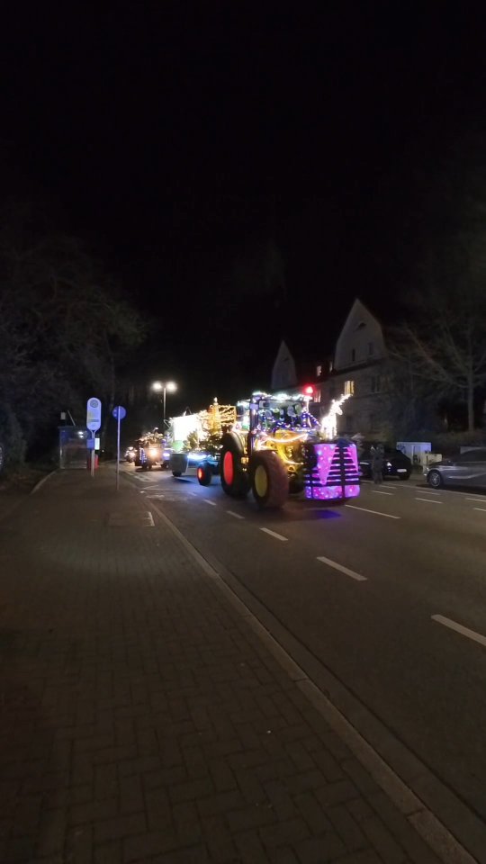 "Traktoren gucken", bei der @lichterspendenfahrt_stiepel durch Bochum und Umgebung. Freunde machen da immer ein echtes Happening draus, mir gutem Essen, Lagerfeuer und Glühwein.