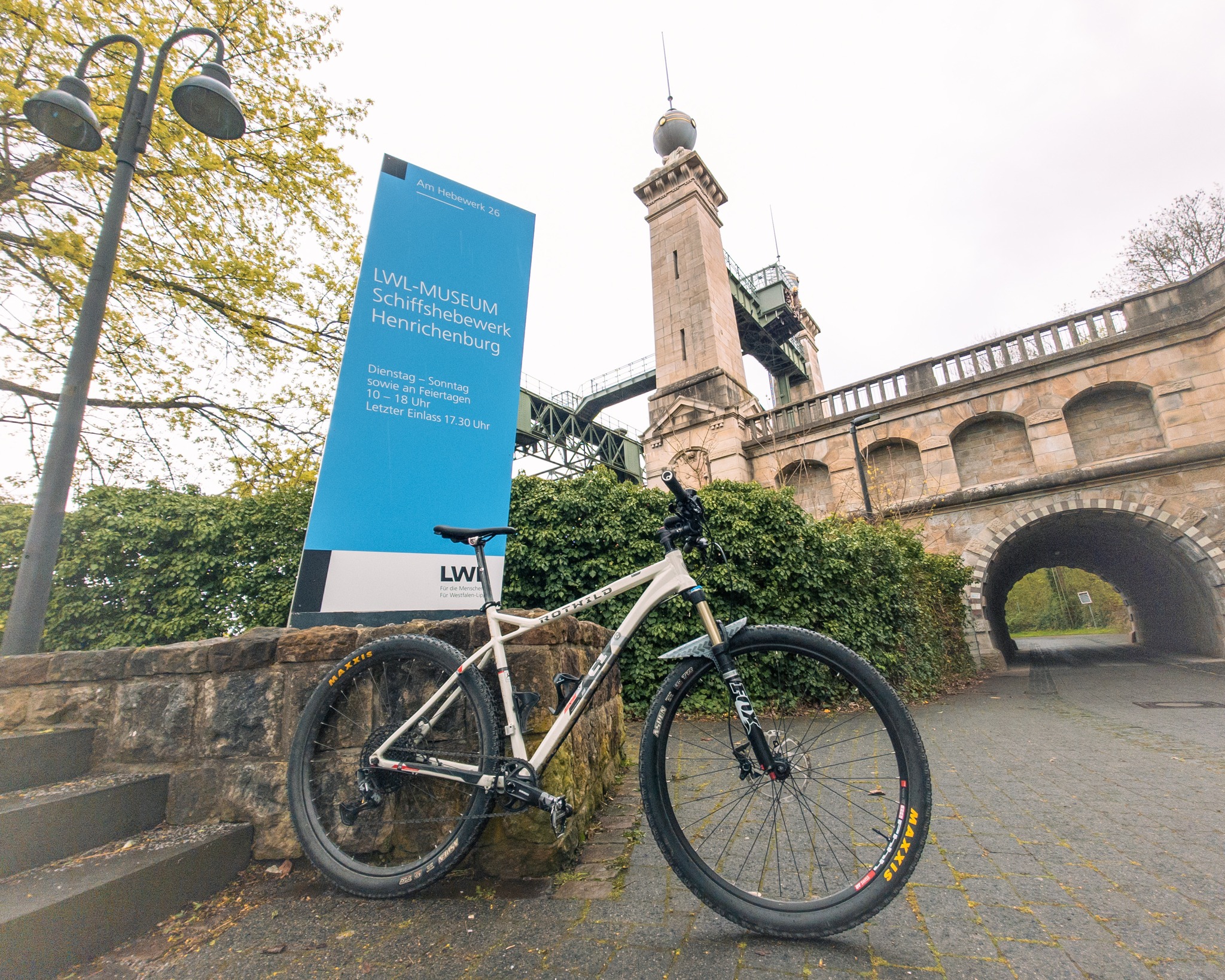 Ich habe gestern mein Hardtail von der Wand genommen, Luft aufgefüllt und die Kette geölt. Dann ging es auf Probefahrt, denn ich möchte dem Hobel wieder mehr Aufmerksamkeit widmen und häufiger damit auf Tour sein. 

Schauen wir mal!