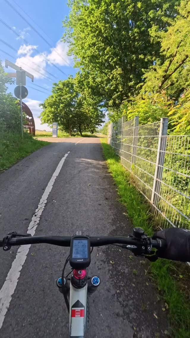 So schön ist das #Ruhrgebiet.
Gestern war ich mit meinem Hardtail auf Feierabendrunde unterwegs in Richtung #Emscherland. So gefällt mir das! 

#bikeparkruhrpott #rotwildbikes #mtb
