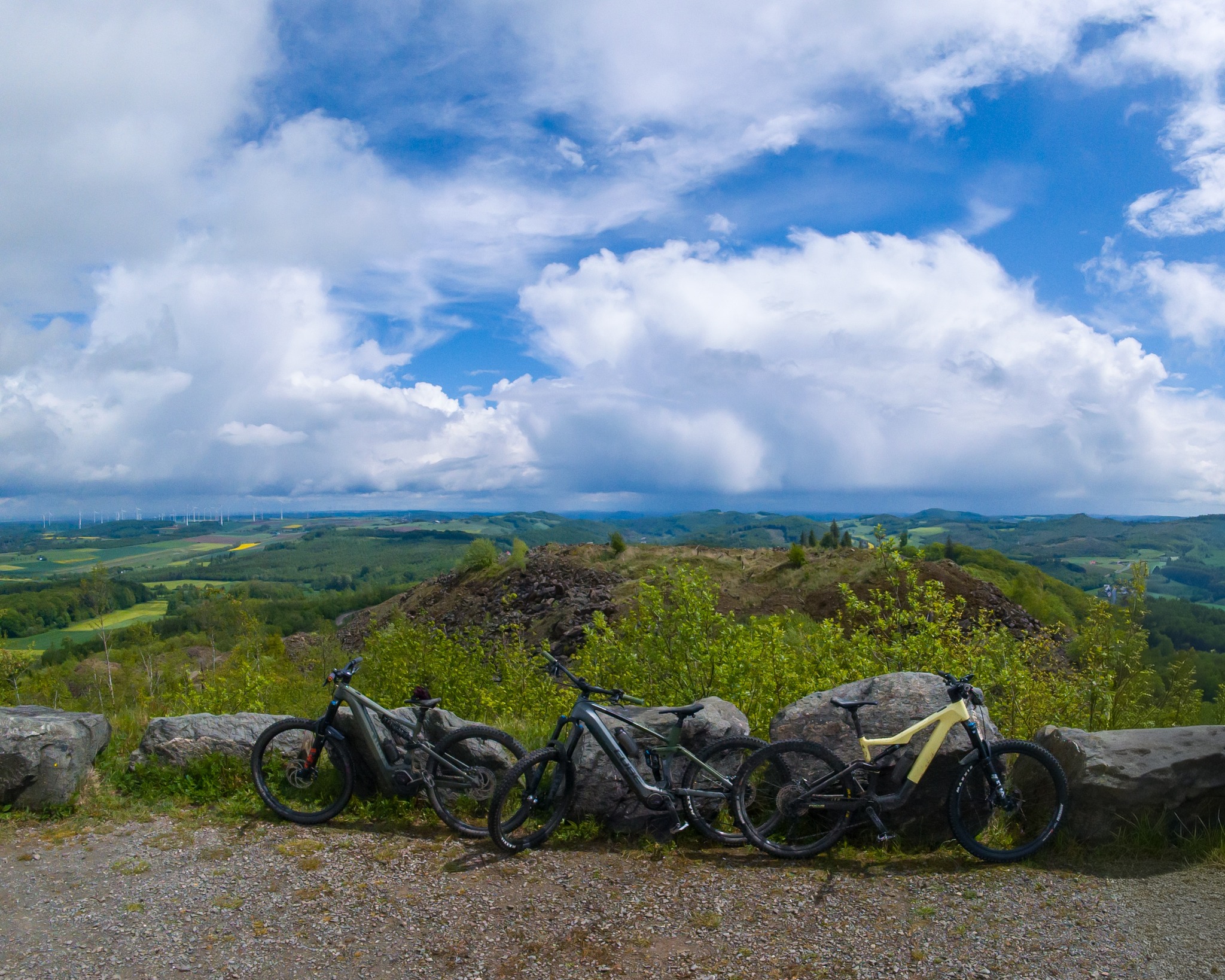 Gestern ging es für @marcelkatlun, @midlifebiking.de und mich zum @trailground_brilon, wir wettertechnisch, einen gesunden Sonne-Regen-Wind-Mix bei knackigen 7 °C erleben durften. Durchgezogen haben wir dennoch! 

Das schreit auf jeden Fall nach Wiederholung, gerne aber ohne Regen!