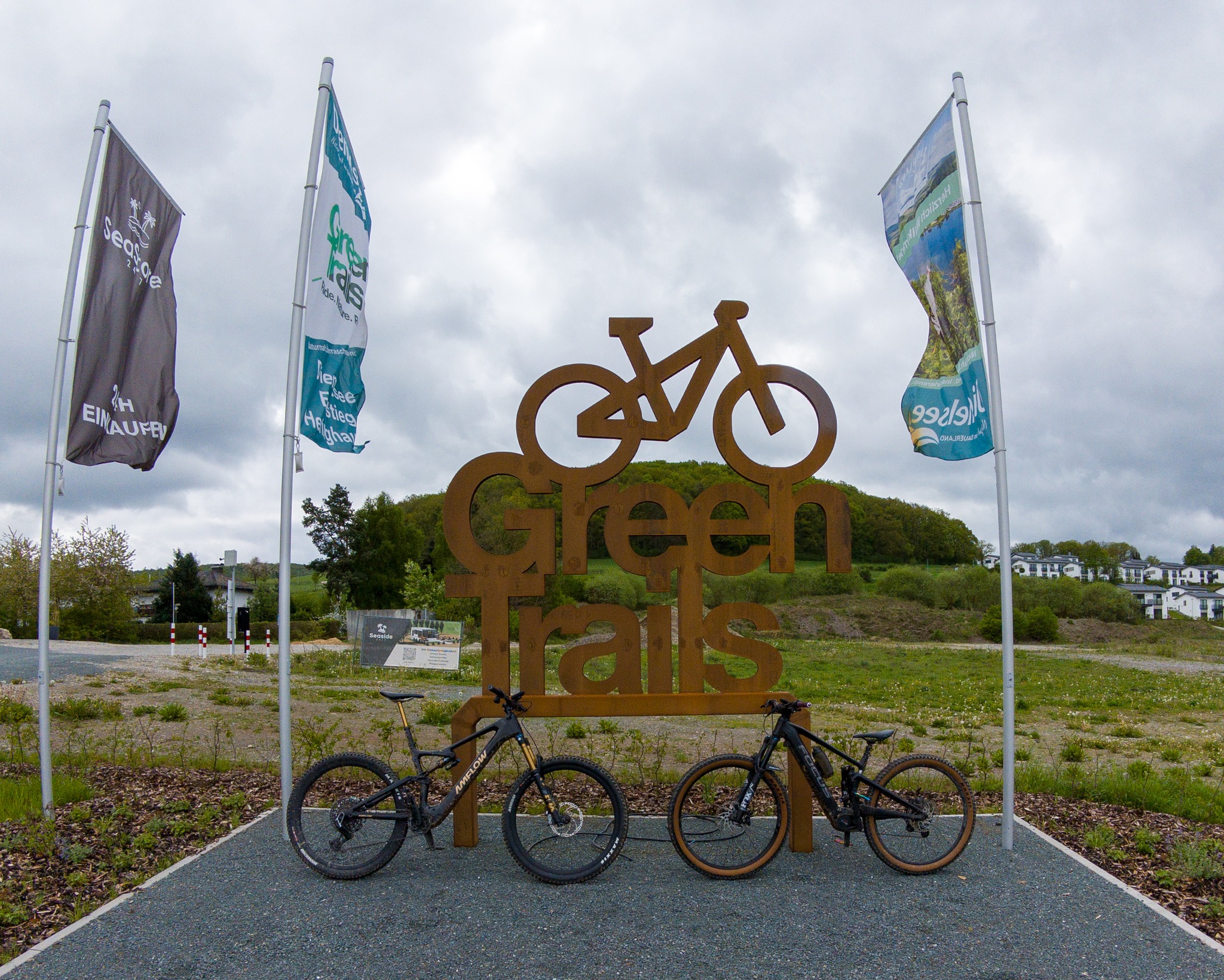Danke für Euer Feedback. Ich schneide also erstmal das Mountainbike-Wochenende am Diemelsee mit unserem Besuch im Trailground Brilon und den Green Trails. Das erste Video hätte eigentlich gestern schon kommen sollen, aber offen gesagt, konnte ich mich nicht aufraffen.
Aber, ich arbeite daran!
Euch einen schönen Start in die neue Woche!