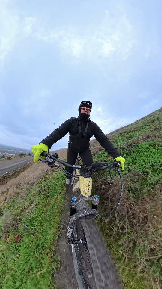 Ich war auf Halde Hoheward unterwegs, um Material für mein nächstes Video zu filmen. Es wird um die @insta360de X5 gehen und wie ich sie beim Mountainbiken einsetze! 🚵‍♀️

Schreib mir gerne in die Kommentare, was du zur X5 oder zum Filmen mit Actioncams wissen willst. ✌️

___
#meinmtb #insta360 #insta360x5 #haldehoheward #ridetogether #focusbikes #mountainbiken #enduromtb