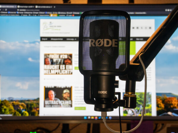 Mikro vor einem Desktop