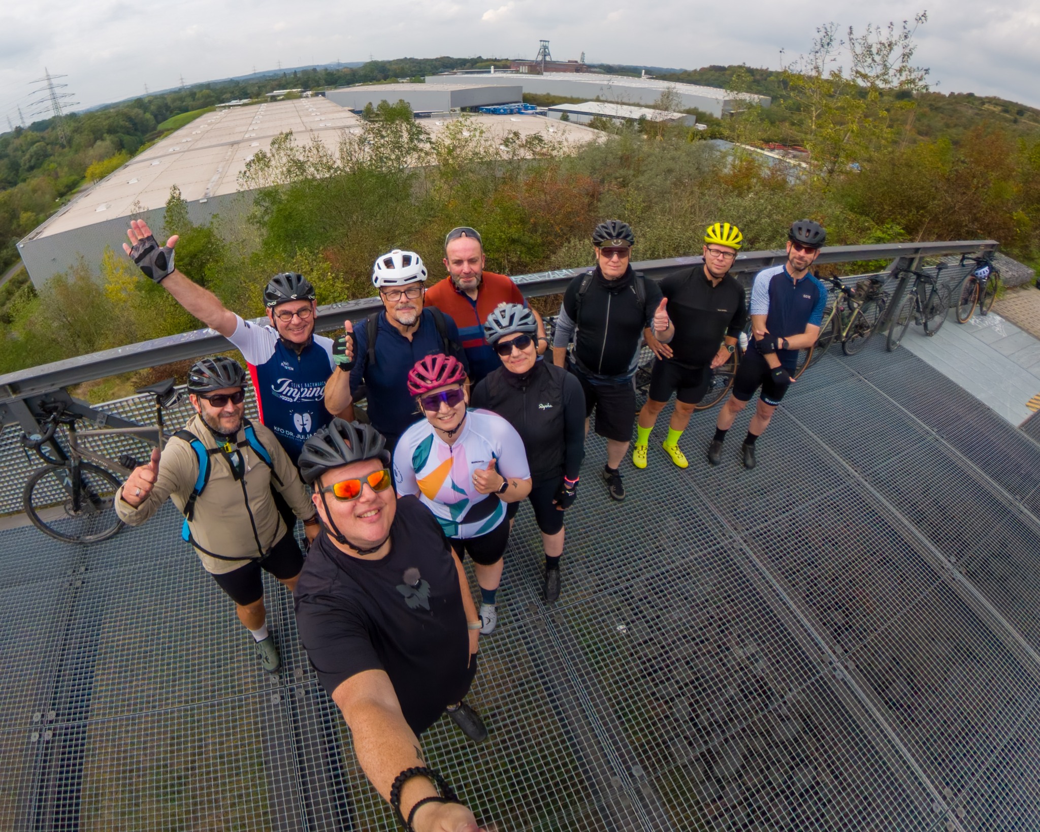 Jetzt ist der Gravel Ground 2026 schon über 1 1/2 Wochen her und mir ist eben erst aufgefallen, dass ich unser zweites Gruppenfoto noch nicht veröffentlicht hatte! 

Vielen Dank an alle Teilnehmenden, dass Ihr auch meine zweite Tour so unvergesslich gemacht habt! Dank Leuten wie euch, hab ich schon wieder Lust auf Gravel Ground 2027!