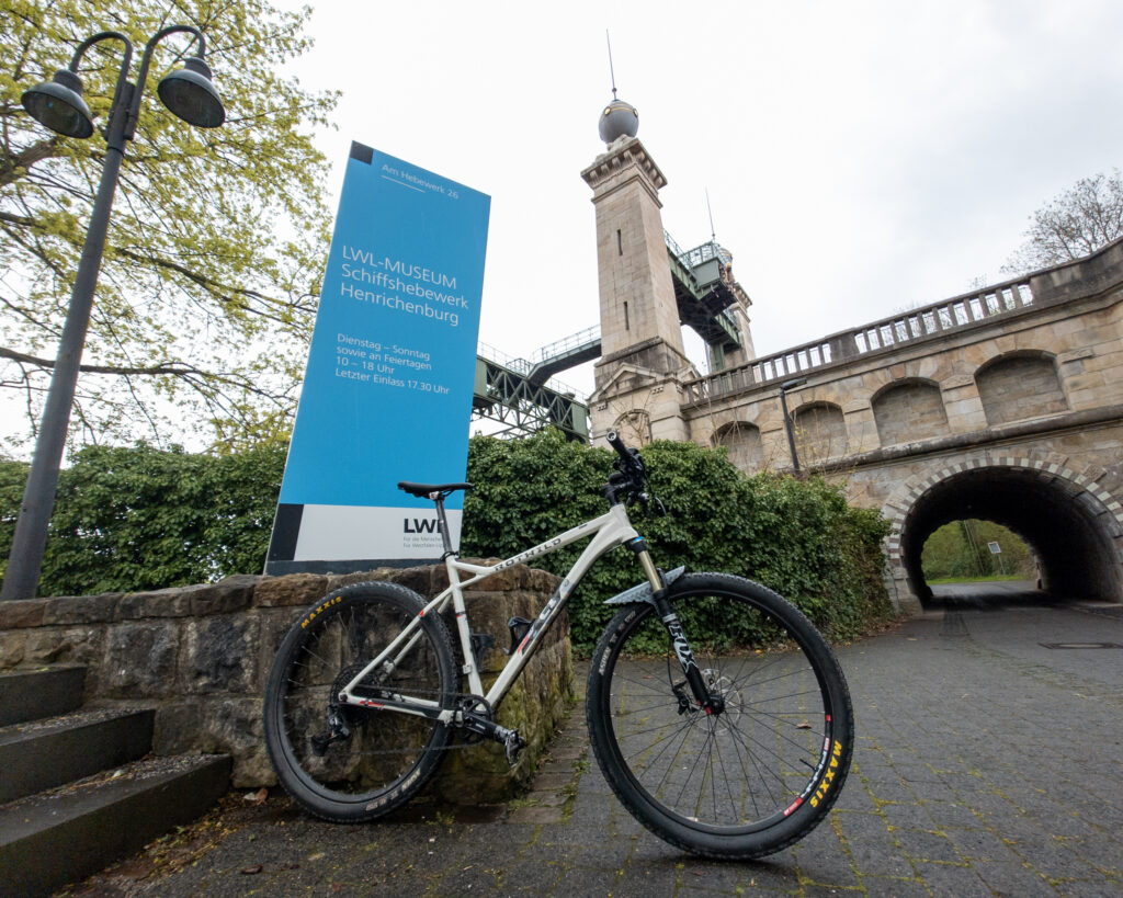 Mein Mountainbike vor dem Schiffshebewerk Henrichenburg