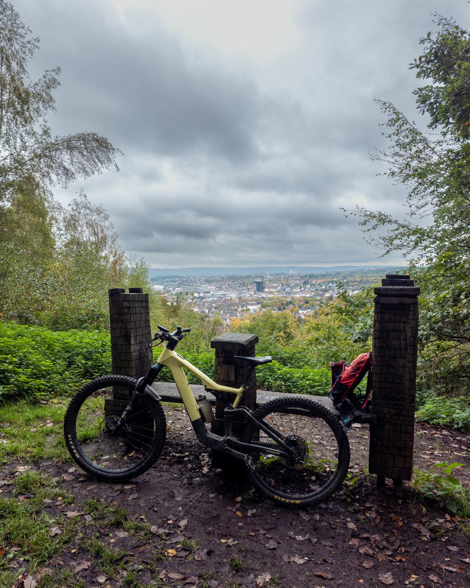 🚵‍♂️ Mit Bus und Bike zu neuen Abenteuern! 🚐

Am Sonntag habe ich spontan mein Bike in unseren Bus geladen und mich auf den Weg nach Hagen gemacht. Einfach mal raus, eine neue Gegend erkunden und schauen, was die Region so zu bieten hat.

Am Ende standen rund 24 Kilometer auf dem Tacho. Wenig Trails, dafür jede Menge Waldautobahnen und einige Uphills über Landstraßen. 😅

Das geht sicher noch besser! 
Aber wisst ihr was? Es war trotzdem ein richtig schöner Tag!

Denn mit unserem Bus wird meine Spielwiese plötzlich um einiges größer. Neue Regionen, neue Trails und jede Menge Möglichkeiten, die ich vorher so nicht hatte.

Und genau darauf freue ich mich jetzt schon: Einfach das Bike einladen, losfahren und neue Ecken entdecken. Mal sehen, wohin es mich beim nächsten Mal verschlägt! 🤘

👉 Was meint Ihr? Welche Region sollte ich unbedingt mal mit dem MTB erkunden? Immer her mit euren Tipps! 👇

#meinMTB #BusUndBike #MTBAbenteuer #Hagen #Ruhrgebiet #Mountainbiken #MTBLife #TrailEntdecken #RideMore #BikeAdventure #Vanlife #Radrevier #WatzUpFamily @radrevier.ruhr @bikepark.ruhrpott